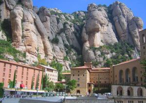 Une montagne avec un tas de bâtiments devant elle dans l'établissement Alojamiento en Montserrat- Montserrat Paradise Apartament, à Monistrol de Montserrat