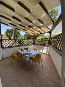 a patio with a table and chairs on a balcony at Residence Il Cardellino in San Vincenzo