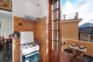 eine kleine Küche mit einem Herd und einem Balkon in der Unterkunft Apartment Aquarium Principe in Genua