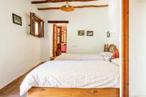 una camera da letto con un letto in una stanza di Cortijo El Cura a Órgiva