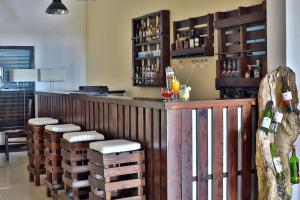 Lounge nebo bar v ubytování Amagi Beach – Secluded Slice of Paradise