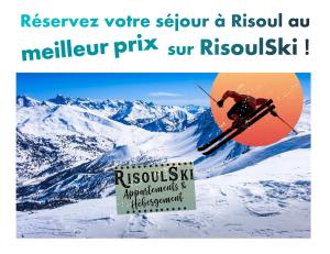 eine Person auf Skiern, die mit einem Schild in die Luft springt in der Unterkunft RisoulSki Antarès - Piscine et Sauna in Risoul