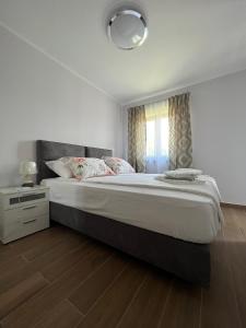 Un dormitorio con una cama grande y una ventana. en Apartman David, en Rijeka 28 fotos más