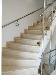una escalera en una casa con paredes blancas y escaleras de hormigón en Serenity apartment Mochlos, en Mókhlos