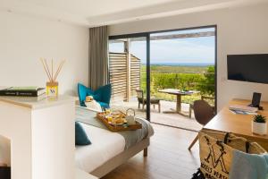 Suite junior con vistas al océano en Hôtel Version Maquis Santa Manza, en Bonifacio