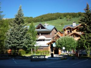 een groot huis met een heuvel op de achtergrond bij 13 Lou Veno in Les Deux Alpes