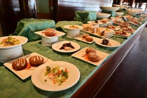 Gangehi Island Resort & Spa في غانغيهي: بوفيه مع اطباق طعام على طاولة