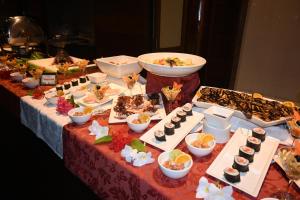 una mesa con muchos tipos diferentes de comida en ella en Gangehi Island Resort & Spa en Gangehi
