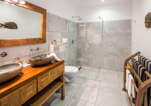 uma casa de banho com um lavatório e um WC em Casa Tuia Resort em Carvoeiro