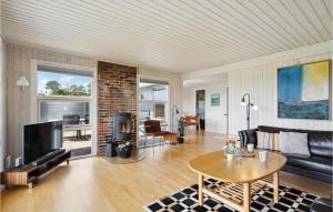 ein Wohnzimmer mit einem Sofa und einem Tisch in der Unterkunft Beautiful Home In Millinge With House Sea View in Millinge