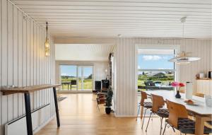 een keuken en eetkamer met een tafel en stoelen bij Beautiful Home In Millinge With House Sea View in Millinge