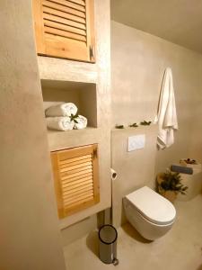 a small bathroom with a toilet and a sink at Coralina Cottage in Koríthion