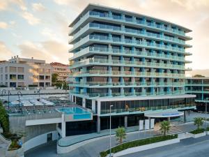 un grande edificio con piscina di fronte di Amphora Hotel a Spalato (Split)