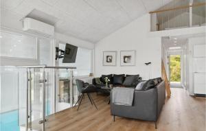 エーベルトフトにあるAwesome Home In Ebeltoft With 4 Bedrooms, Sauna And Wifiのリビングルーム(ソファ、テーブル付)