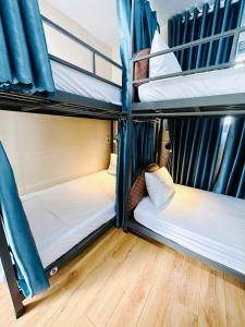 2 Etagenbetten in einem Zimmer mit Holzböden in der Unterkunft New World Hotel in Hue