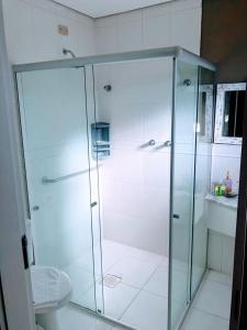 坎普斯杜若爾當的住宿－波薩達康達多布拉斯雷洛酒店，一间带卫生间的浴室内的玻璃淋浴间