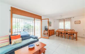Istumisnurk majutusasutuses Gorgeous Home In Roda De Bara With Kitchen