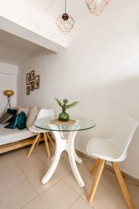 a table and chairs in a room with a bed at Anna's Apartment Praia da Rocha in Portimão