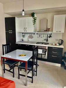 Kuchyň nebo kuchyňský kout v ubytování Piccolo Loft in centro Asti