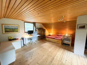 1 dormitorio con 1 cama y escritorio en una habitación en Remote Cabin in Nature en Nova Vas