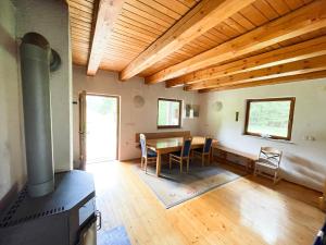 sala de estar con mesa, sillas y fogones en Remote Cabin in Nature en Nova Vas