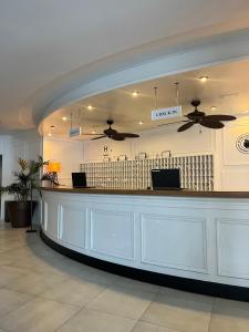 un vestíbulo con un bar en un edificio en Gran Hotel Flamingo-Adults Only, en Lloret de Mar