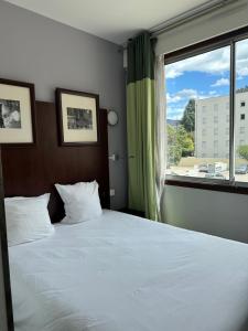 Postel nebo postele na pokoji v ubytování Hôtel Du Centre Annemasse