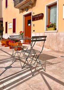 een tafel en stoel voor een gebouw bij C’era una volta un Re… in Calalzo