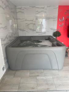 een badkamer met een ligbad en bij L'espace détente in Beuvry