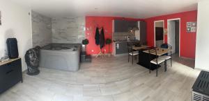 een keuken met een wasmachine in een kamer met rode muren bij L'espace détente in Beuvry