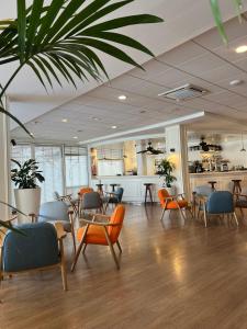 um escritório com cadeiras e mesas e uma cafetaria em Gran Hotel Flamingo-Adults Only em Lloret de Mar