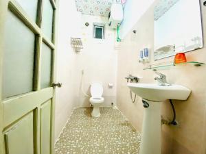 薩帕的住宿－YoLoHome，一间带水槽和卫生间的浴室