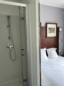 Postel nebo postele na pokoji v ubytování Hôtel Du Centre Annemasse