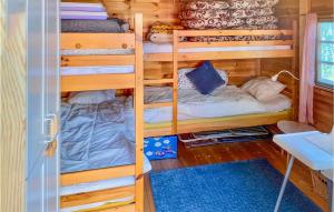 Bunk bed o mga bunk bed sa kuwarto sa Cozy Home In stra mtervik With Wifi