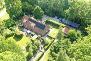 eine Aussicht über ein großes Haus im Wald in der Unterkunft De Buitenhof in Marknesse