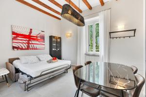 - une chambre avec un lit et une table en verre dans l'établissement Alessia's Flat - Naviglio Grande 2, à Buccinasco