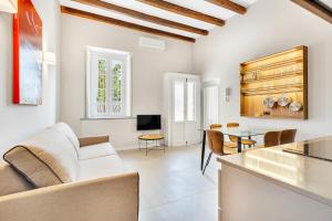 sala de estar con sofá y mesa en Alessia's Flat - Naviglio Grande 2 en Buccinasco