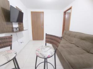 sala de estar con sofá y 2 sillas en Apartamento Aconchegante, en Brasilia
