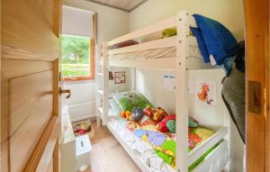 מיטה או מיטות קומותיים בחדר ב-Lovely Home In rkelljunga With Kitchen