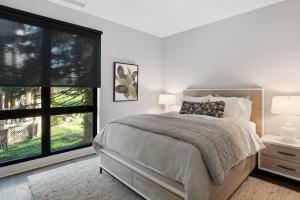 ein weißes Schlafzimmer mit einem Bett und einem großen Fenster in der Unterkunft 145 Biltmore Ave Unit 304 in Asheville