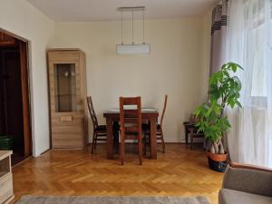 a dining room with a table and chairs at APARTAMENT zielona Retkinia - blisko ZOO, Atlas Arena, Mandoria, S14, Lotnisko in Łódź