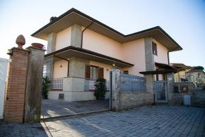 una casa con una puerta delante de ella en B&B Nuovo Paradiso, en Pescia