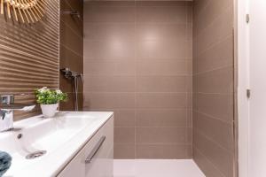 W łazience znajduje się umywalka i prysznic. w obiekcie MalagaSuite Duplex con Parking w Maladze
