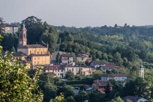 a town on a hill with a clock tower at La casa delle Sciure in Ferrere