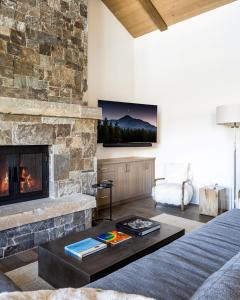 TV at/o entertainment center sa Inspiration Point Townhome 6C