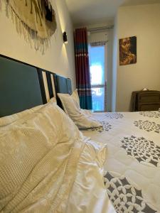 1 dormitorio con 1 cama grande con sábanas blancas en porto marina north coast alamein en El Alamein