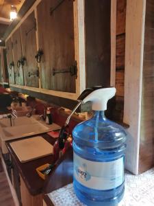 uma grande garrafa de água sentada em cima de um balcão de cozinha em Sagadi Traditional House With The Sauna And Free Parking em Sagadi