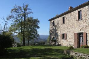 an external view of a stone building with a yard at Maridiana Alpaca Country House in Umbertide