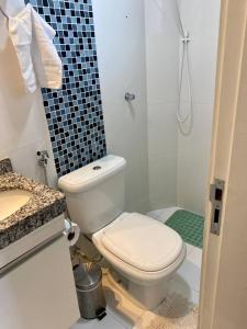 a bathroom with a toilet and a shower at Apartamento perfeito, bem localizado, confortável, espaçoso e com bom preço insta thiagojacomo in Goiânia