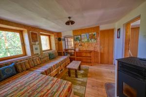 sala de estar con sofá y mesa en Cottage surrounded by forests - The Sunny Hill 